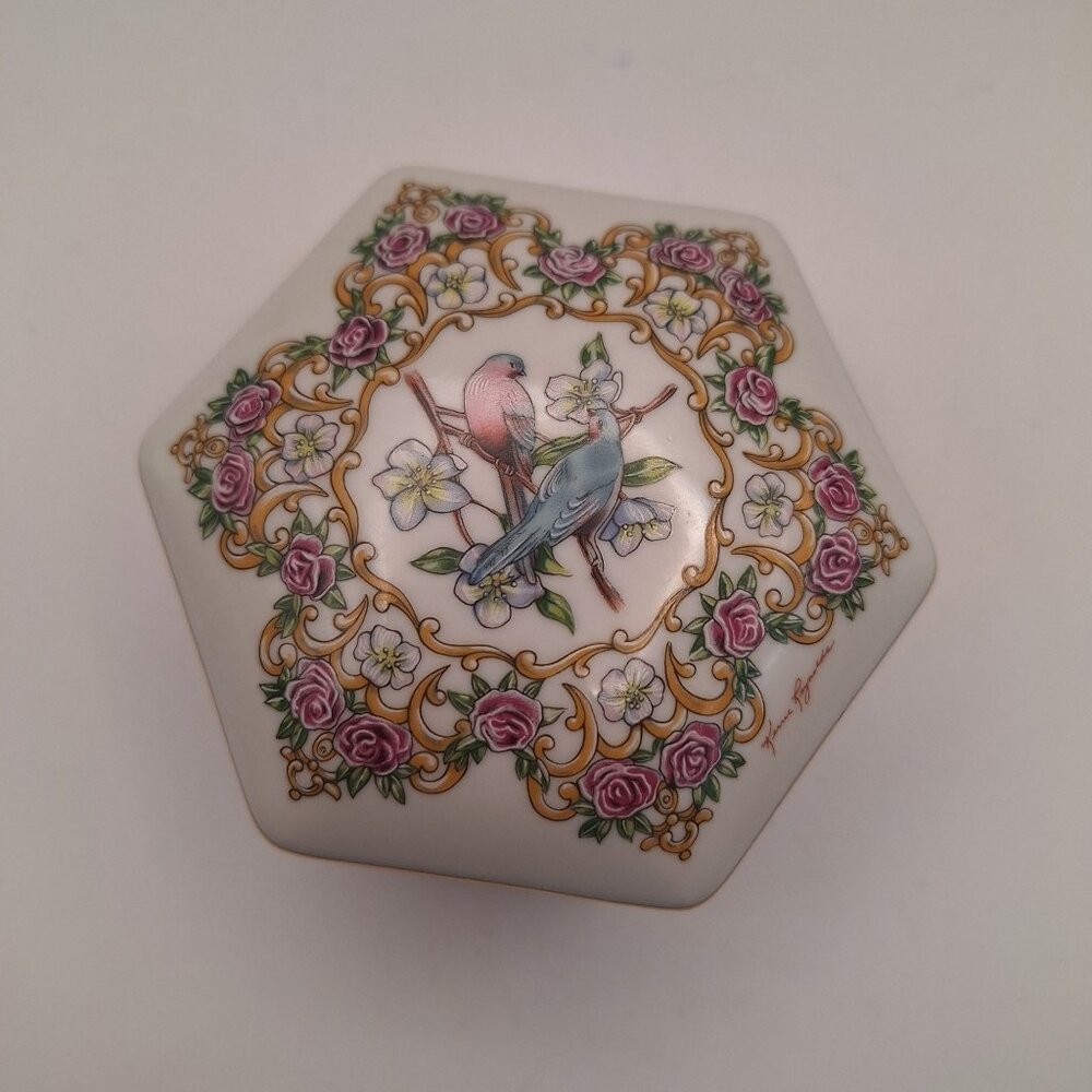 VTG 1992 HERITAGE HOUSE VALENTINE SERENADES LOVE ME TENDER PORCELAIN MUSIC BOX